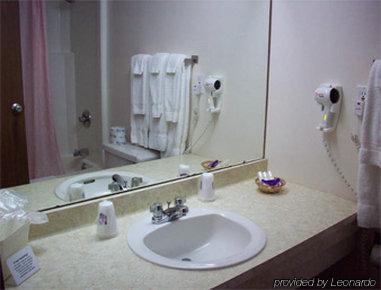 Little Falls Rodeway Inn חדר תמונה